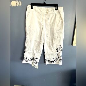 Coldwater Creek Size 10p Capris White with Black Embroidered Cut out Design